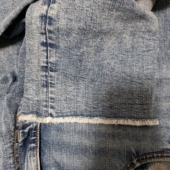 Maurices Curvy High-Rise Distressed Raw Hem Capri - Picture 6 of 9